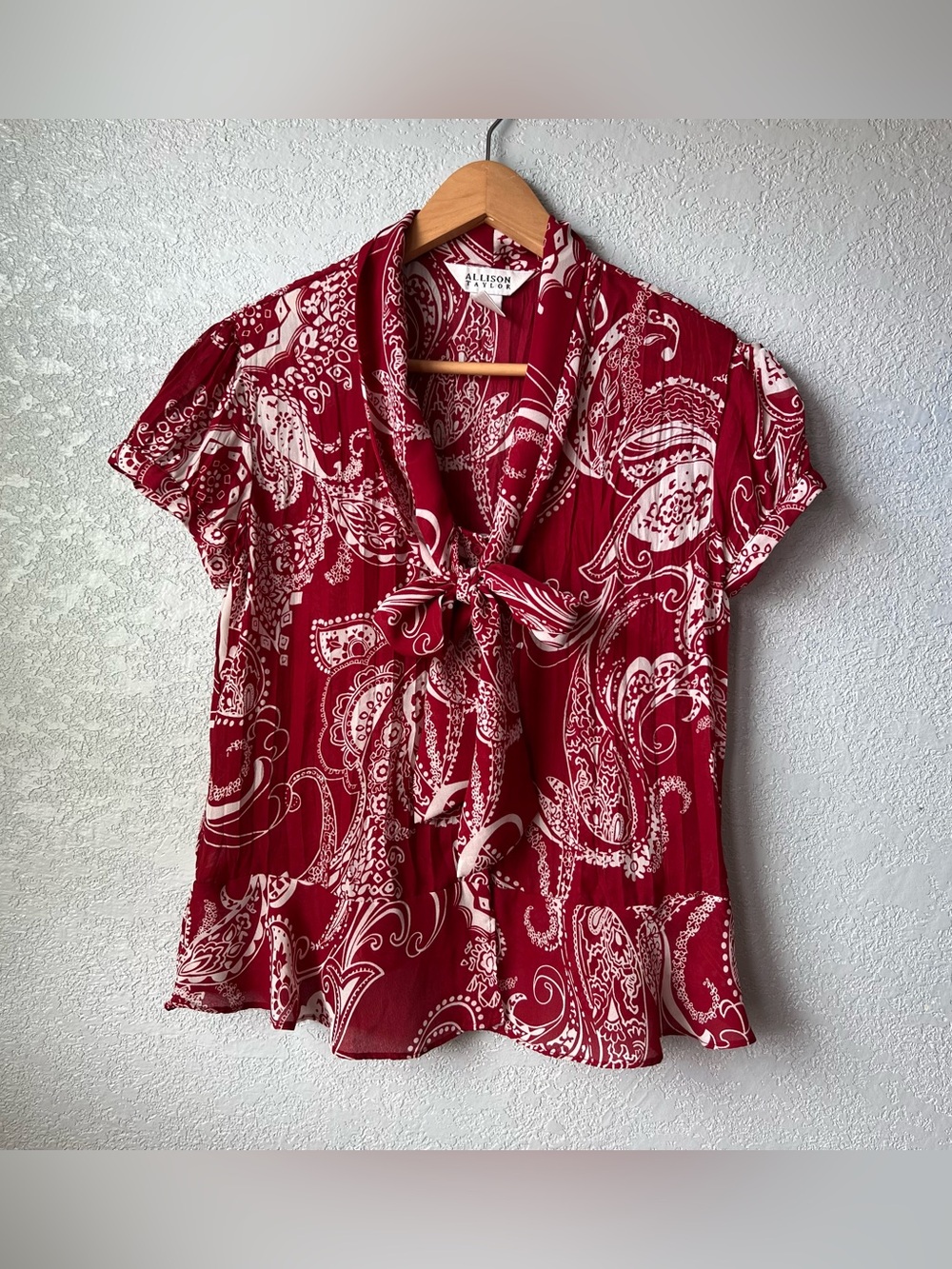 Y2K Allison Taylor Red White Paisley Tie Neck Blouse Size 8 Short Sleeve